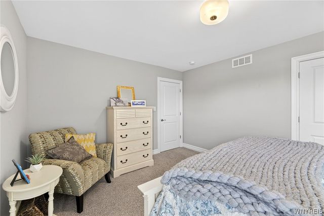 8 Weathersfield Ln, Lancaster, NY 14086