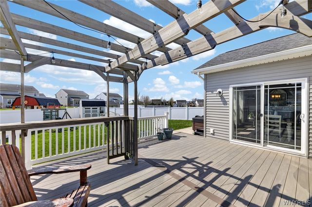 8 Weathersfield Ln, Lancaster, NY 14086