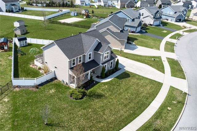 8 Weathersfield Ln, Lancaster, NY 14086