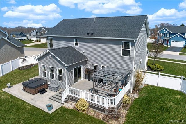 8 Weathersfield Ln, Lancaster, NY 14086
