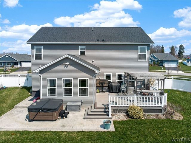 8 Weathersfield Ln, Lancaster, NY 14086