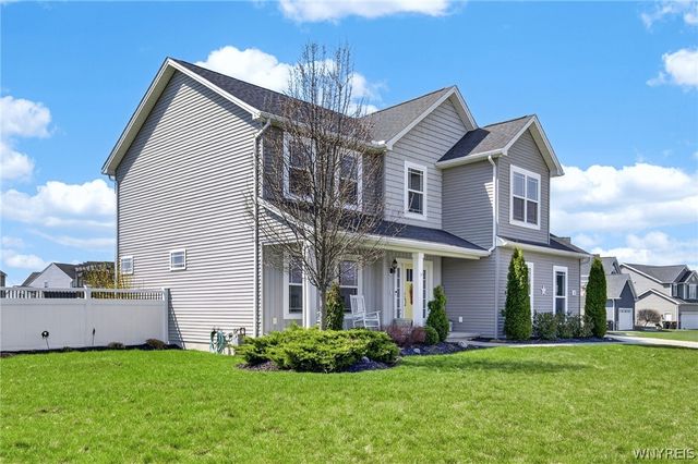 8 Weathersfield Ln, Lancaster, NY 14086