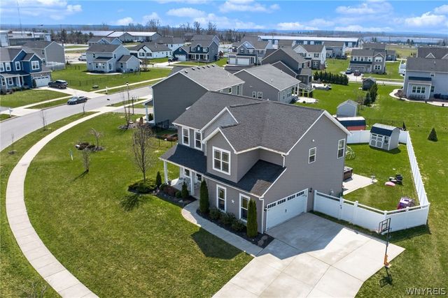 8 Weathersfield Ln, Lancaster, NY 14086
