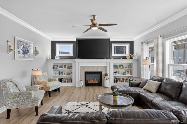 8 Weathersfield Ln, Lancaster, NY 14086