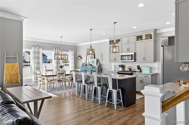 8 Weathersfield Ln, Lancaster, NY 14086