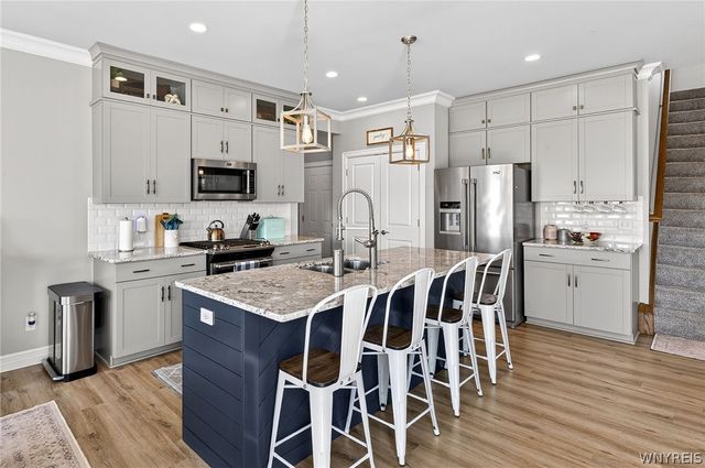 8 Weathersfield Ln, Lancaster, NY 14086