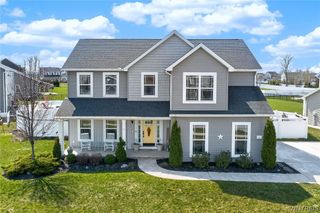 8 Weathersfield Ln, Lancaster, NY 14086