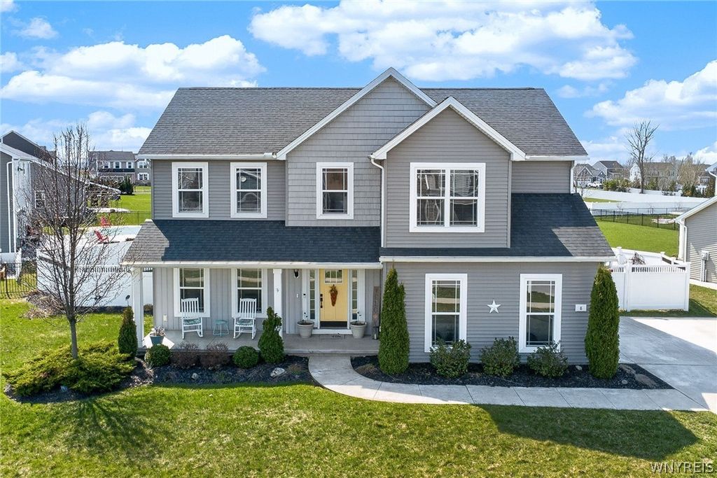 8 Weathersfield Ln, Lancaster, NY 14086