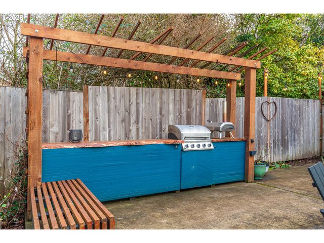 7645 Sw CEDARCREST St, Portland, OR 97223