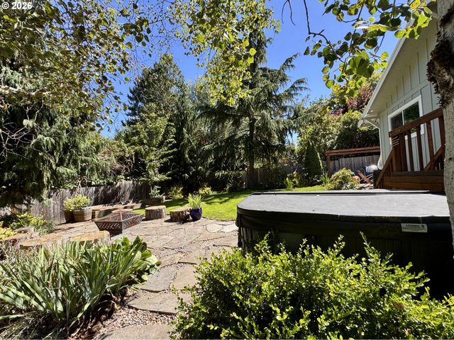 7645 Sw CEDARCREST St, Portland, OR 97223