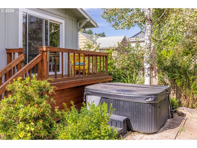 7645 Sw CEDARCREST St, Portland, OR 97223