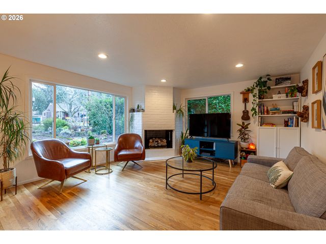 7645 Sw CEDARCREST St, Portland, OR 97223