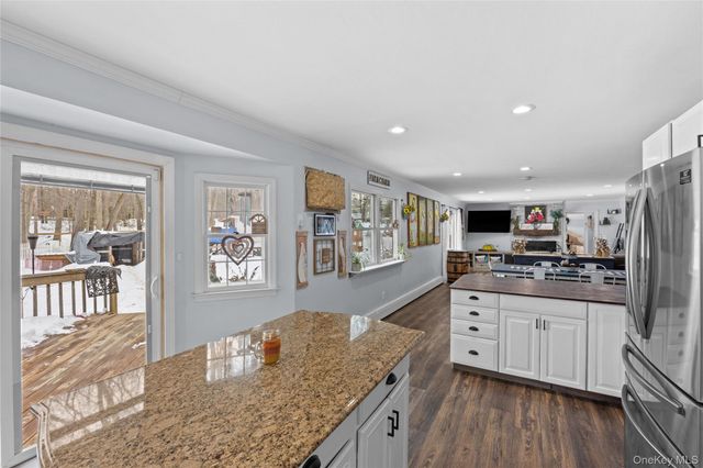 33 Randall Road, Wading River, NY 11792