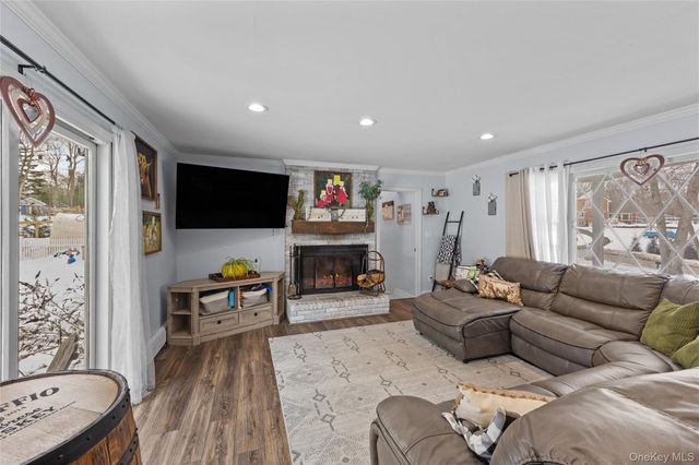 33 Randall Road, Wading River, NY 11792