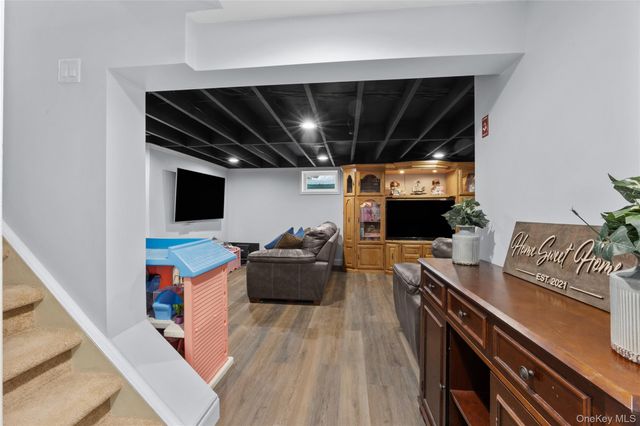 33 Randall Road, Wading River, NY 11792