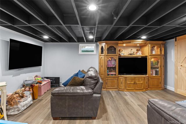 33 Randall Road, Wading River, NY 11792