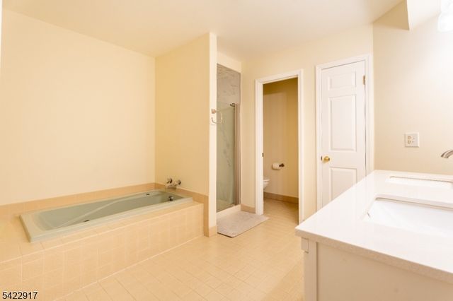 16 Cable Ct, Montville Twp., NJ 07045