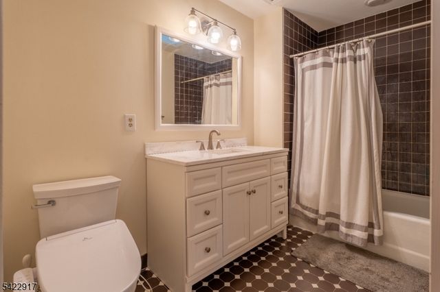 16 Cable Ct, Montville Twp., NJ 07045