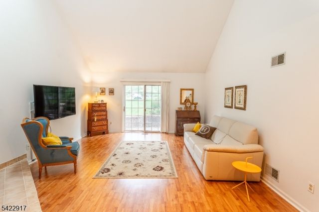 16 Cable Ct, Montville Twp., NJ 07045