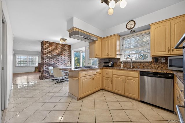 100 Birch Hill Drive, Albertson, NY 11576