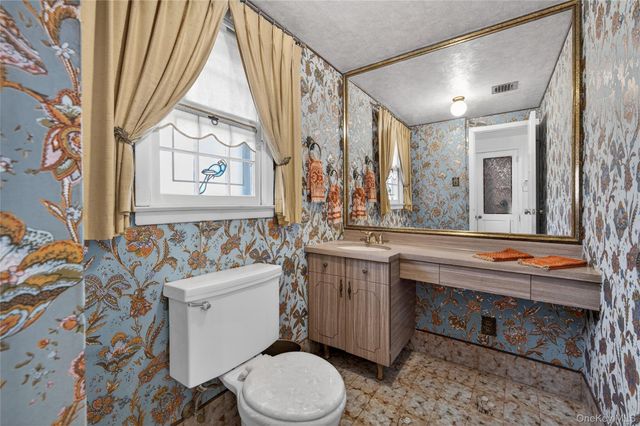 100 Birch Hill Drive, Albertson, NY 11576