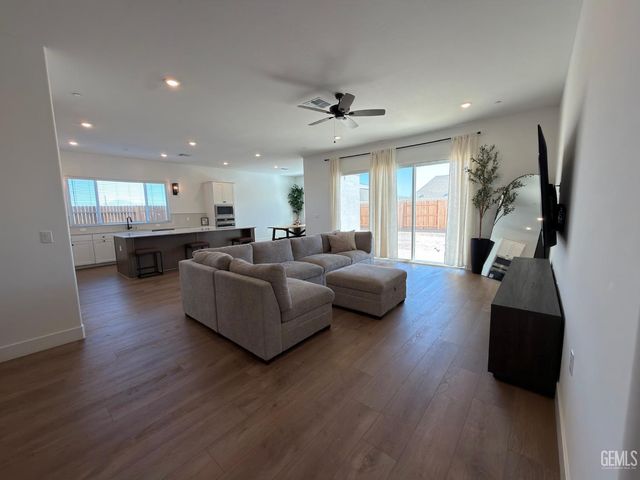 8301 Merrion Square Avenue, Bakersfield, CA 93311