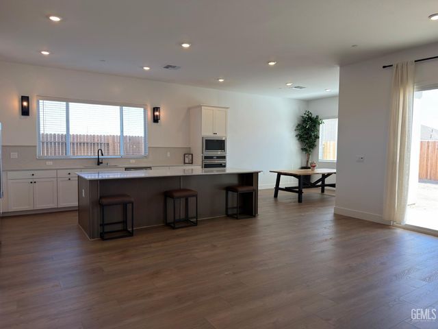 8301 Merrion Square Avenue, Bakersfield, CA 93311
