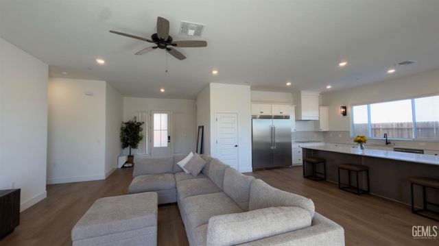 8301 Merrion Square Avenue, Bakersfield, CA 93311