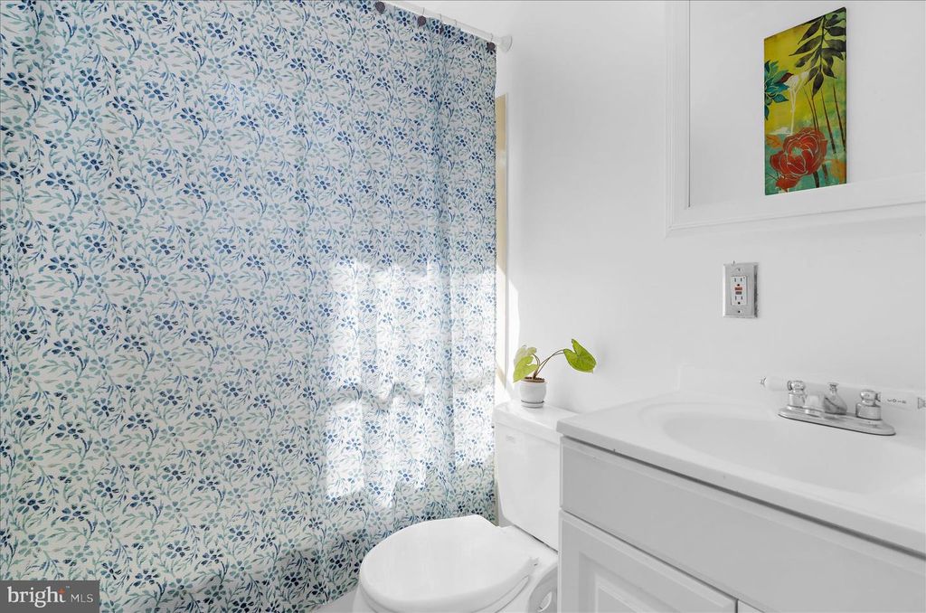 Image 11 of property listing at 120 ROSELAWN RD, Annapolis, MD 21403