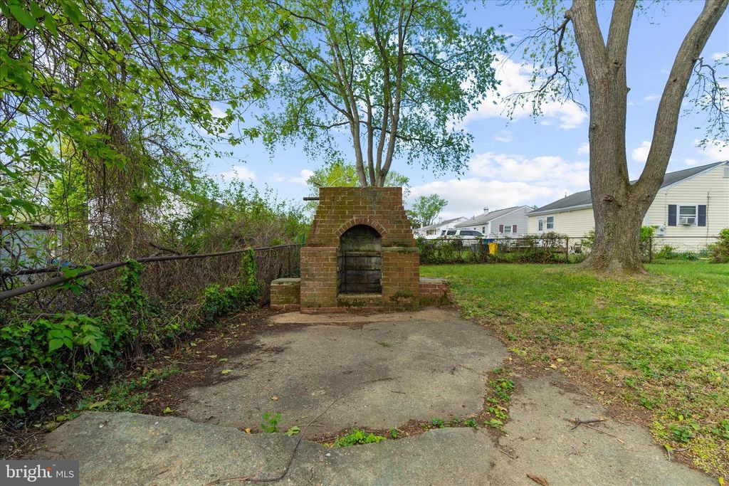 Image 15 of property listing at 120 ROSELAWN RD, Annapolis, MD 21403