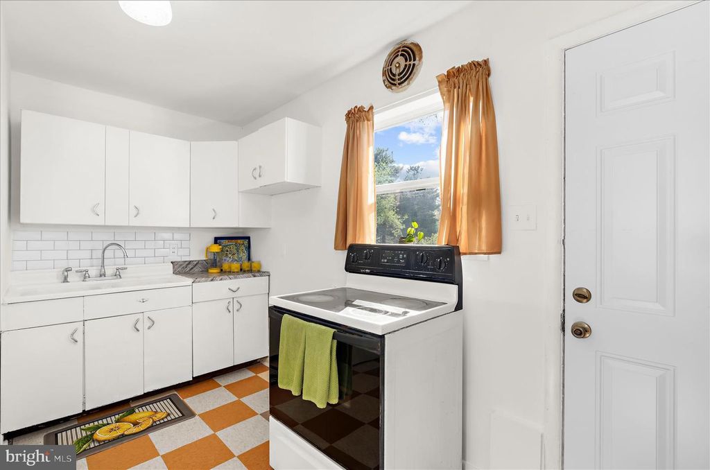 Image 6 of property listing at 120 ROSELAWN RD, Annapolis, MD 21403