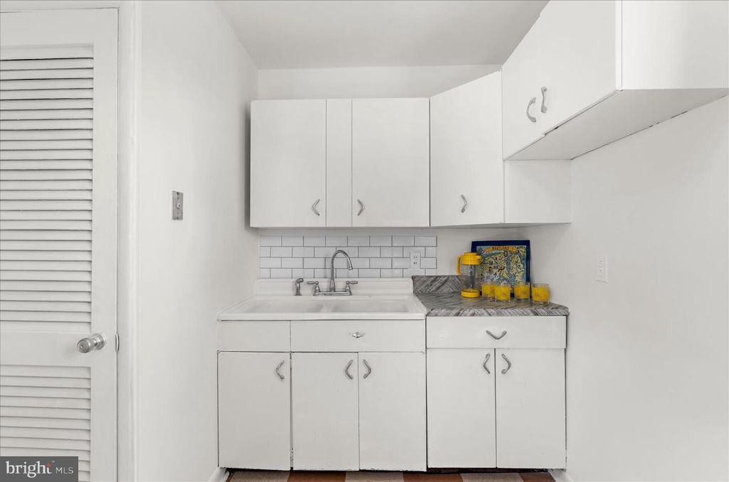 Image 7 of property listing at 120 ROSELAWN RD, Annapolis, MD 21403