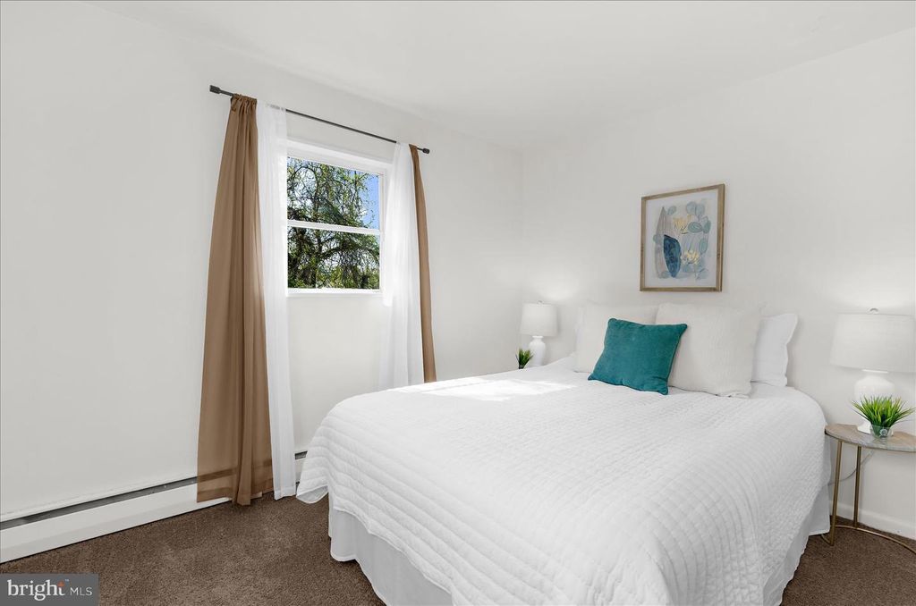 Image 9 of property listing at 120 ROSELAWN RD, Annapolis, MD 21403