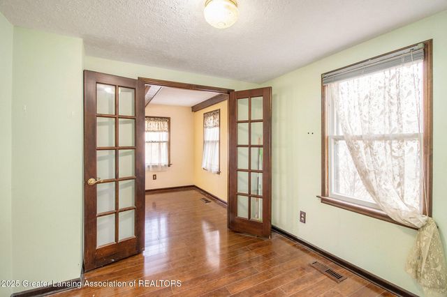 1119 W Miller Road, Lansing, MI 48911