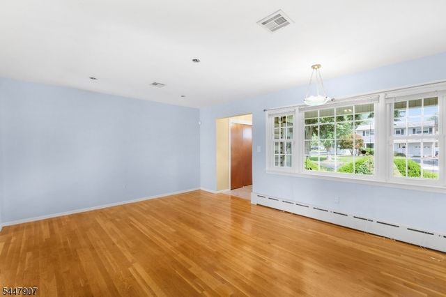 54 Canterbury Dr, Clark Twp., NJ 07066