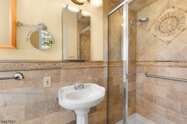 54 Canterbury Dr, Clark Twp., NJ 07066