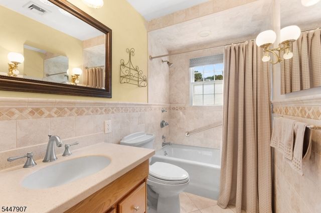 54 Canterbury Dr, Clark Twp., NJ 07066