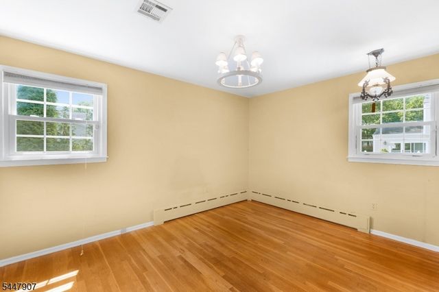 54 Canterbury Dr, Clark Twp., NJ 07066