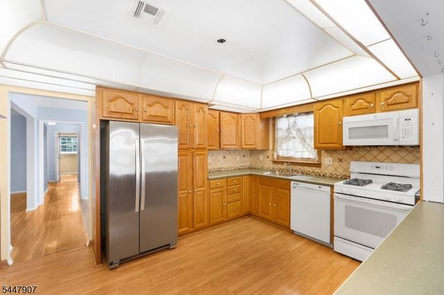 54 Canterbury Dr, Clark Twp., NJ 07066