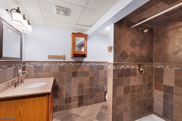 54 Canterbury Dr, Clark Twp., NJ 07066