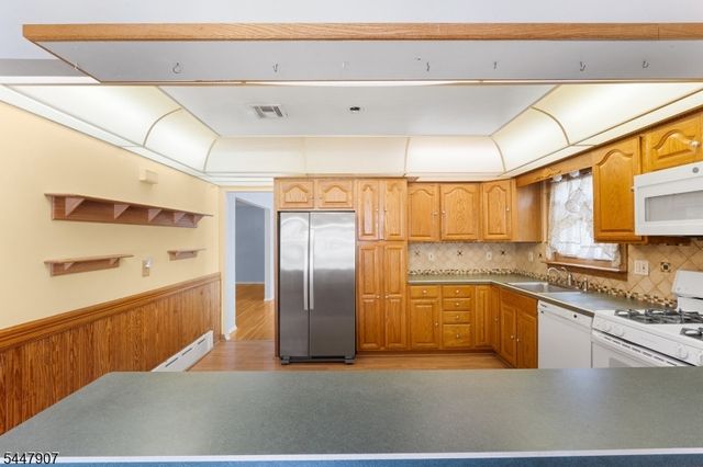 54 Canterbury Dr, Clark Twp., NJ 07066