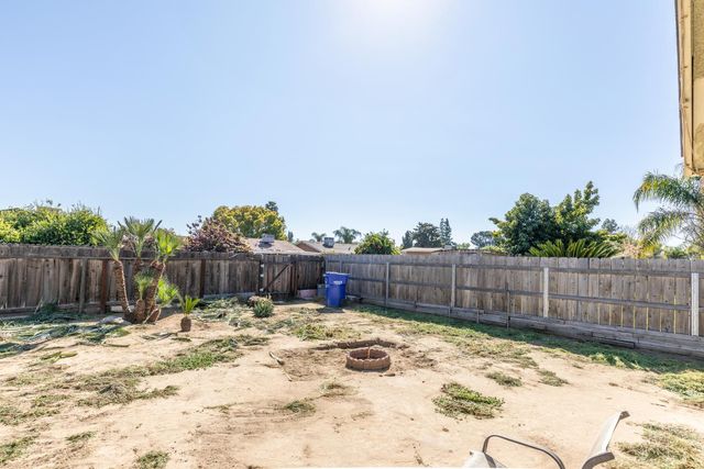 280 N Lillie, Dinuba, CA 93618