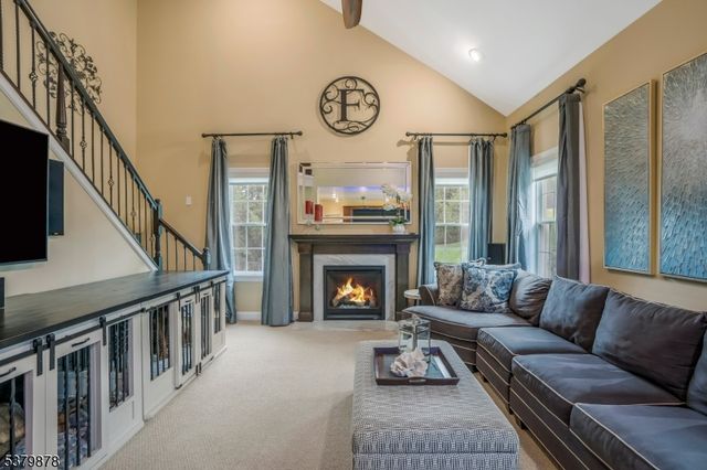 16 Manchur Ct, Raritan Twp., NJ 08822
