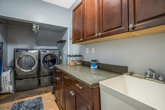 16 Manchur Ct, Raritan Twp., NJ 08822