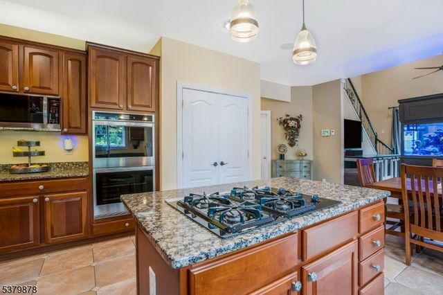 16 Manchur Ct, Raritan Twp., NJ 08822