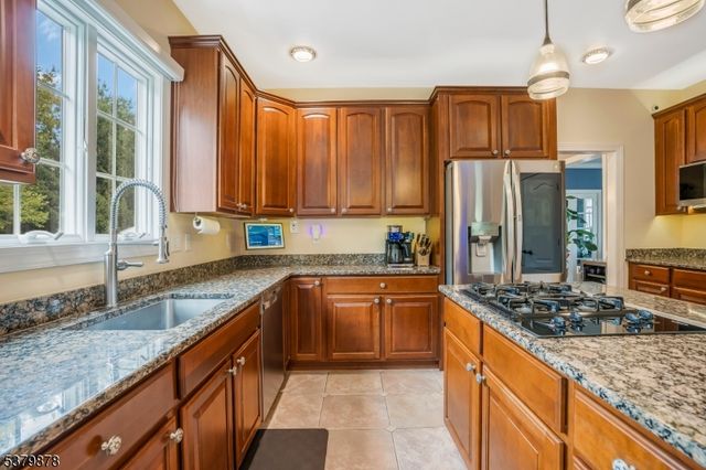 16 Manchur Ct, Raritan Twp., NJ 08822