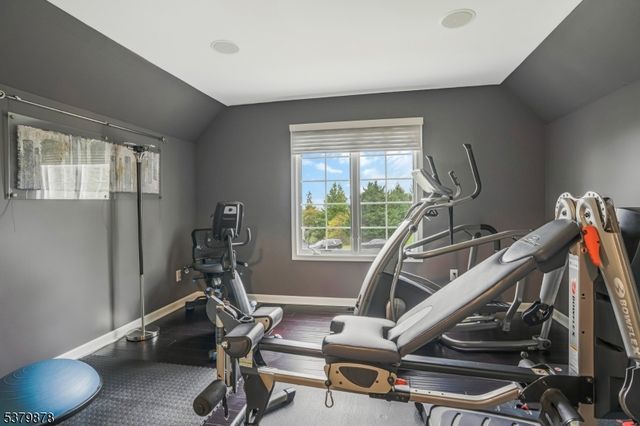 16 Manchur Ct, Raritan Twp., NJ 08822