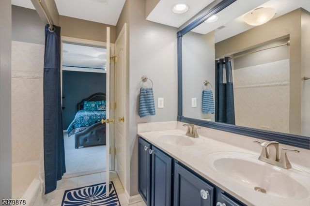 16 Manchur Ct, Raritan Twp., NJ 08822