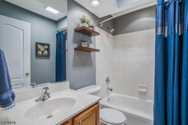 16 Manchur Ct, Raritan Twp., NJ 08822