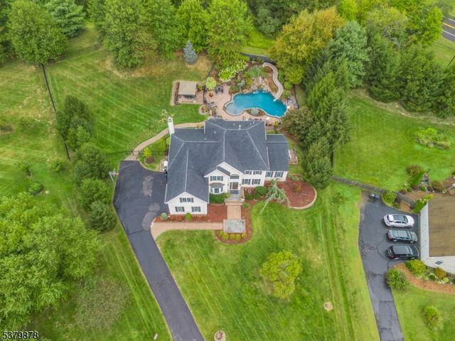 16 Manchur Ct, Raritan Twp., NJ 08822